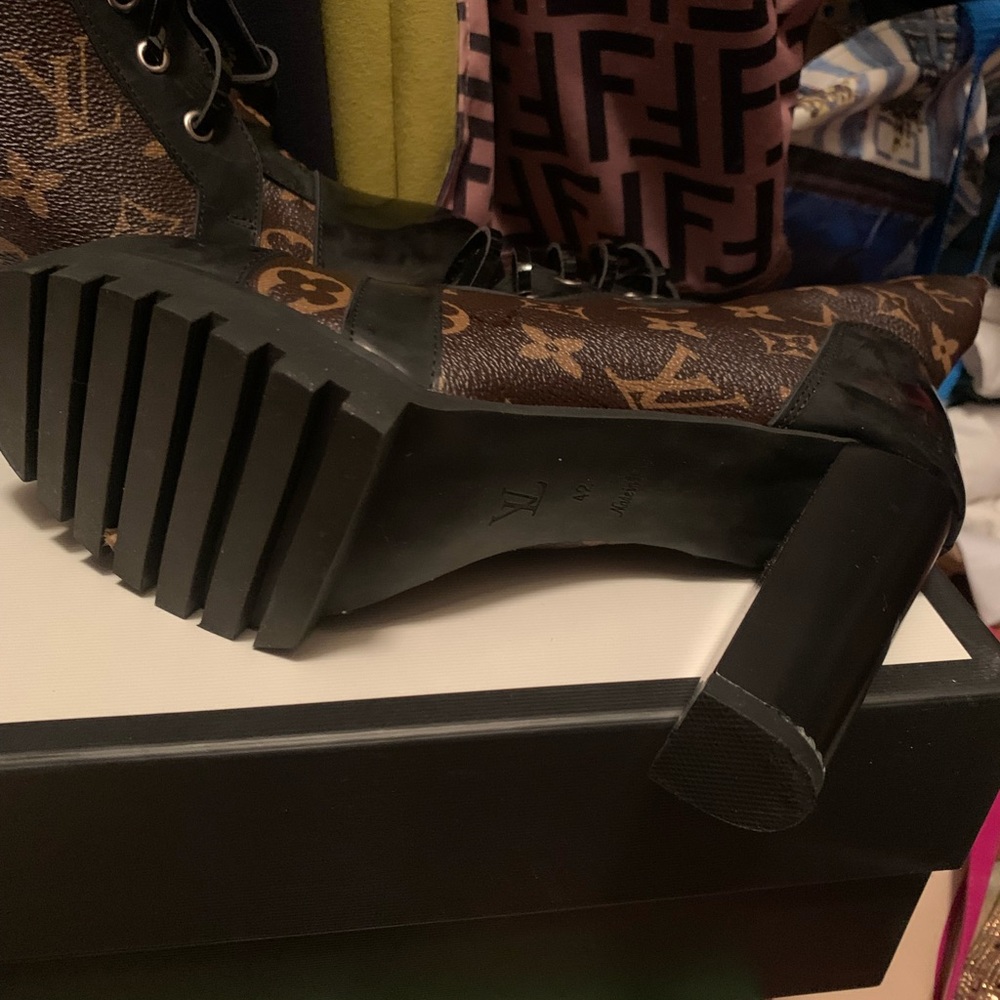 Fashion Boots size 10 but fits like a size 9